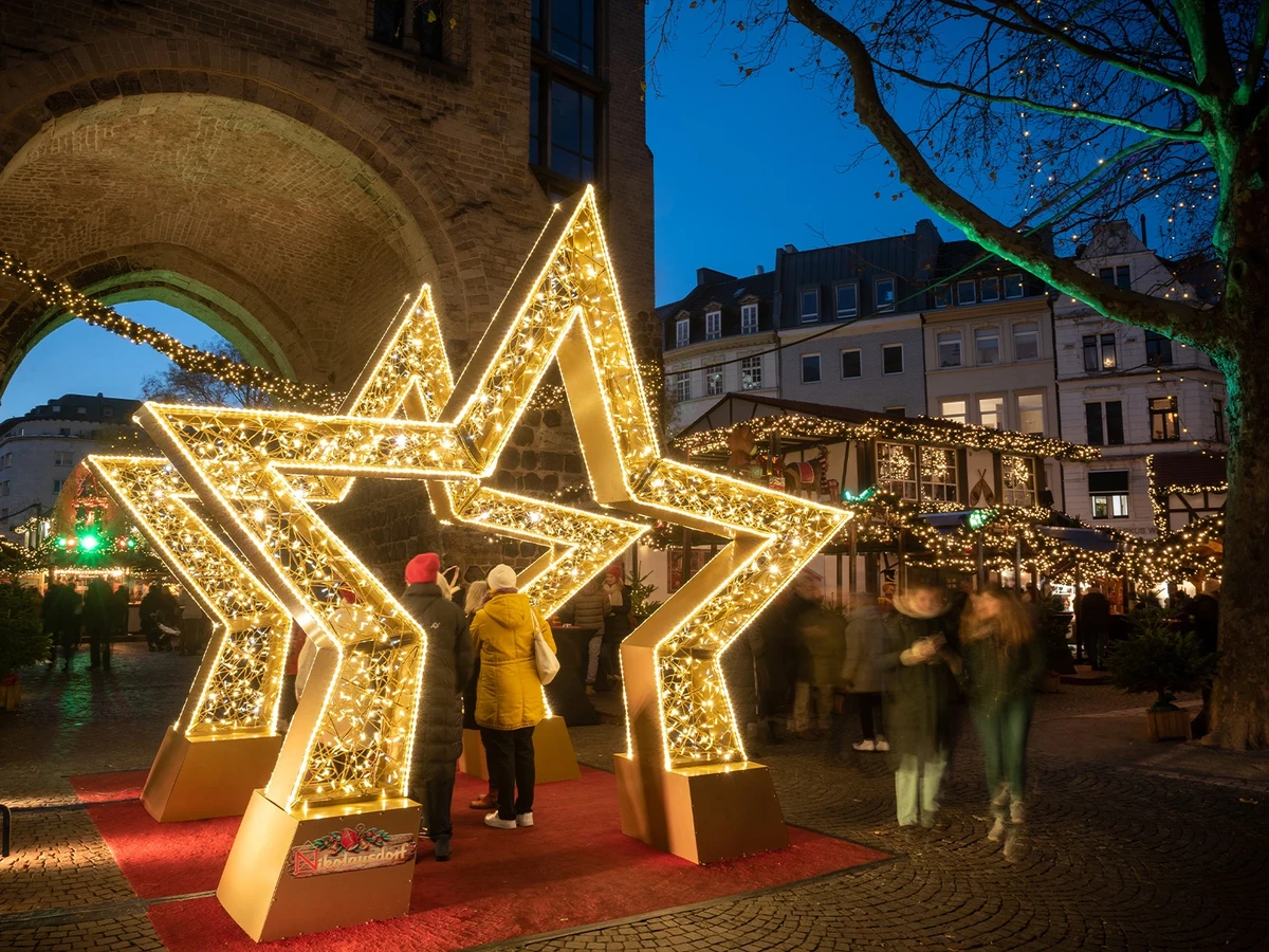 Sterne vor der Hahnentorburg
