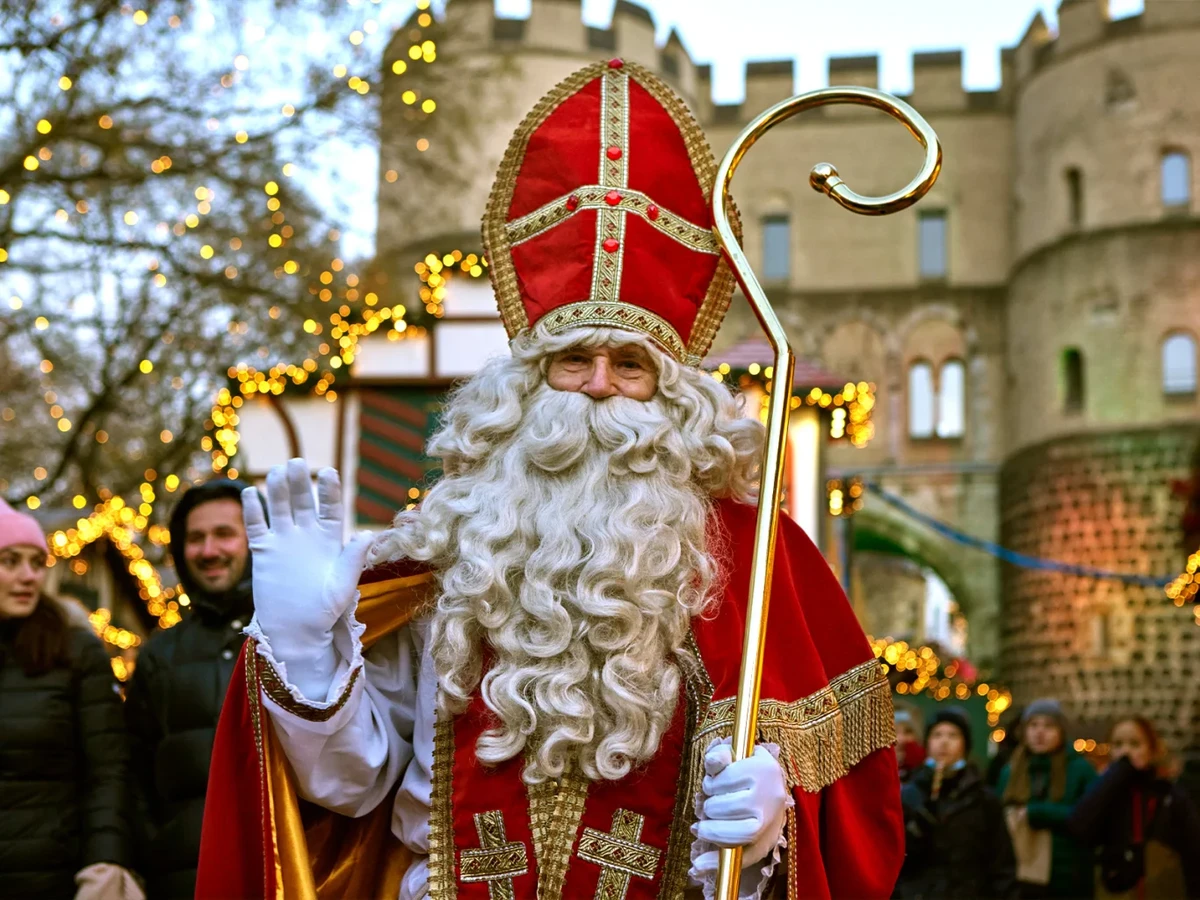 Der Nikolaus im Nikolausdorf am Kölner Rudolfplatz